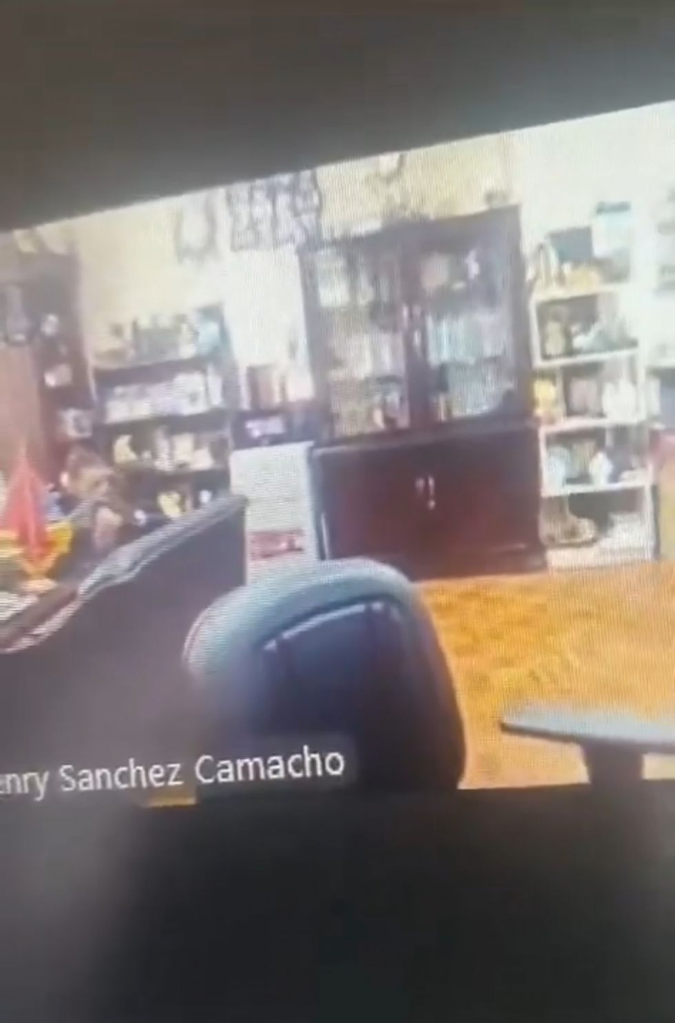 Jurista olvida apagar su cámara y es captado "a los besos" en una audiencia