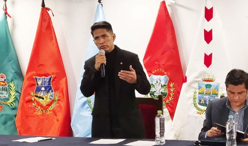 En ausencia de Arce, Andrónico promulga ley que cesa en el cargo a los magistrados prorrogados