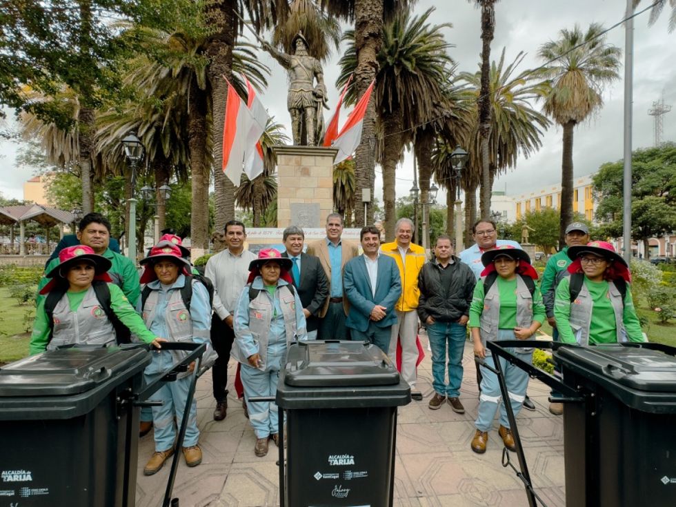 Las operadoras de EMAT reciben 100 basureros móviles