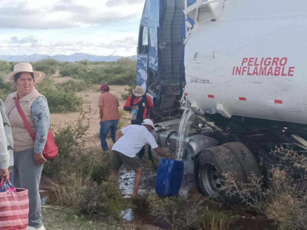 Villazón: Colisión entre camión y cisterna desata fuga de gasolina aprovechada por testigos