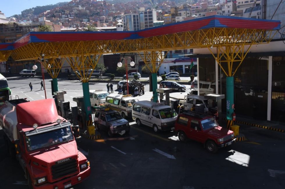 YPFB asegura que filas por gasolina fueron eliminadas y por diésel disminuyeron considerablemente