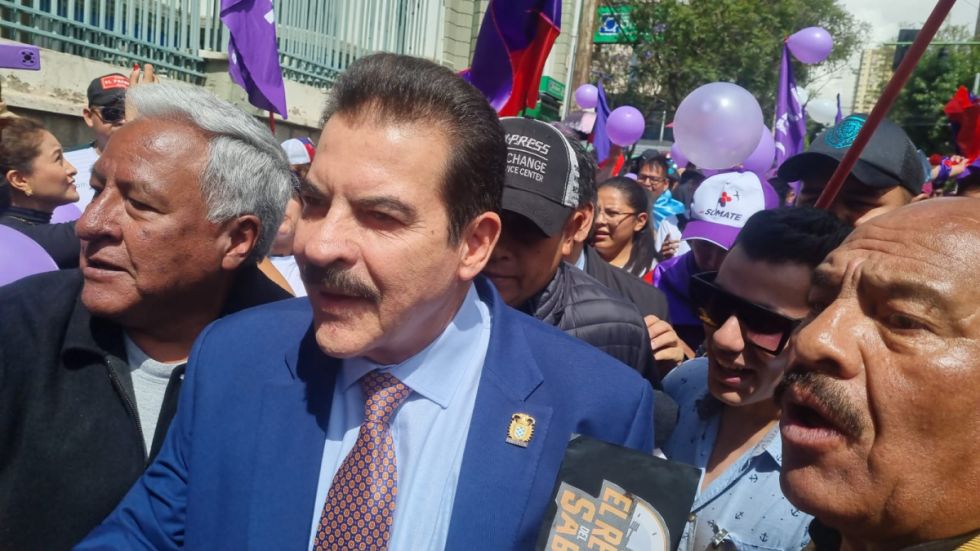 Reyes Villa presenta 108.000 firmas al TSE para obtener la personería jurídica de Súmate 