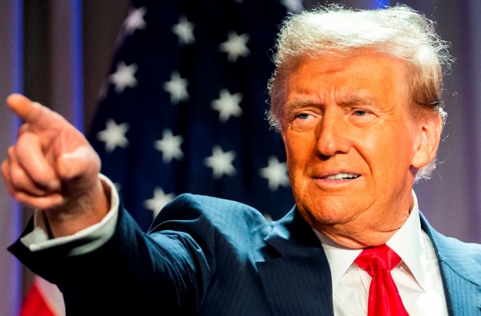 Trump amaga con imponer aranceles de 25% a México y sacude al peso