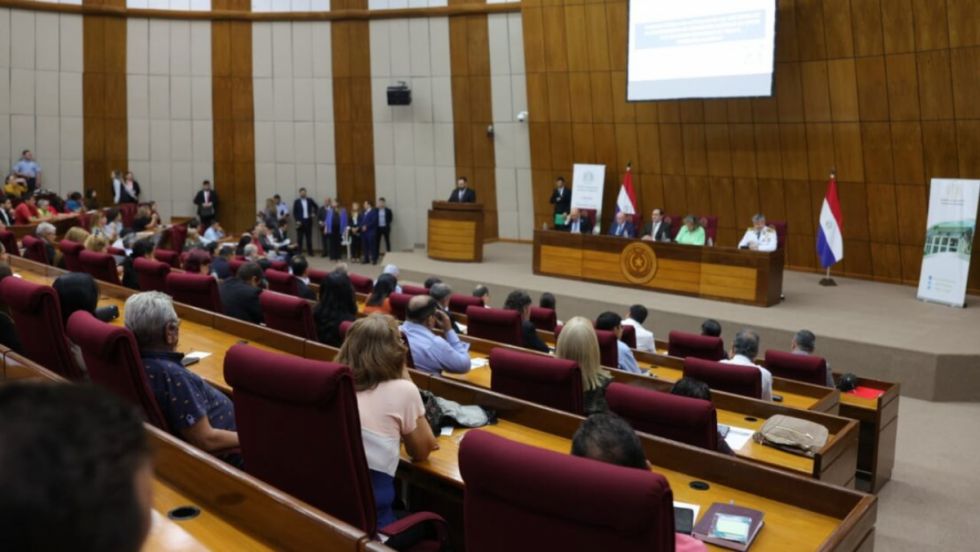 Senadores paraguayos se aumentan sus salarios
