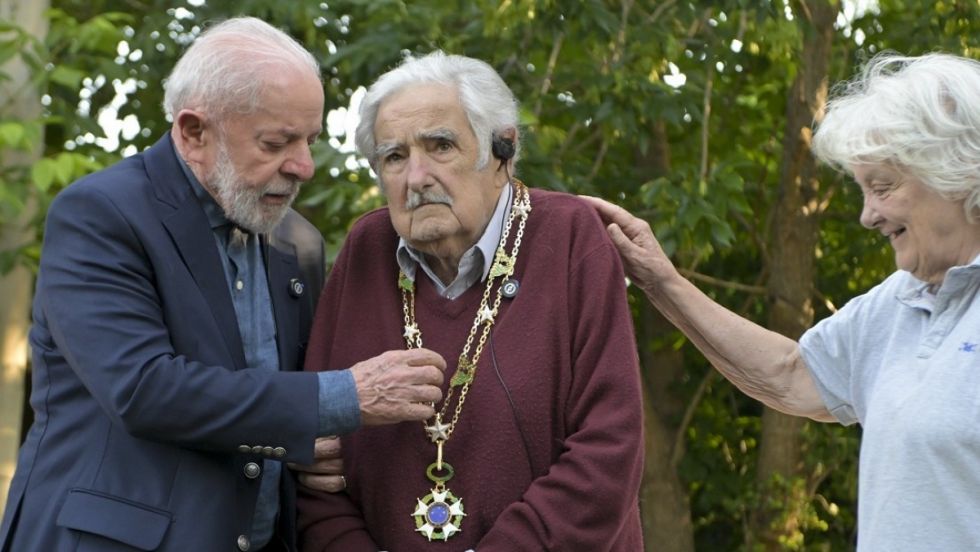 Lula condecoró a Mujica en Uruguay