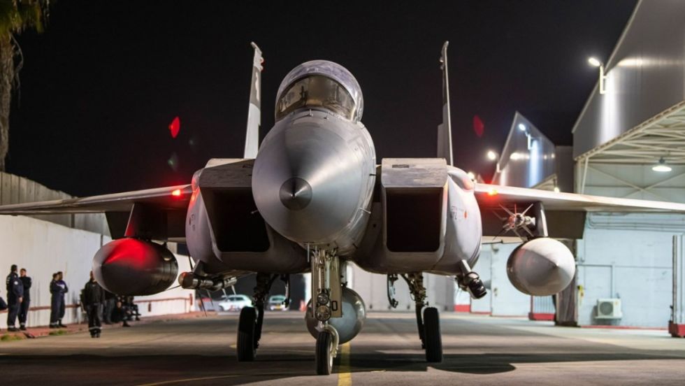 Israel bombardea bases del Ejército sirio
