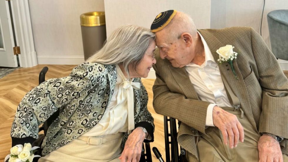 (Video) Un hombre de 100 años y una mujer de 102 se convierten en los recién casados más viejos del mundo
