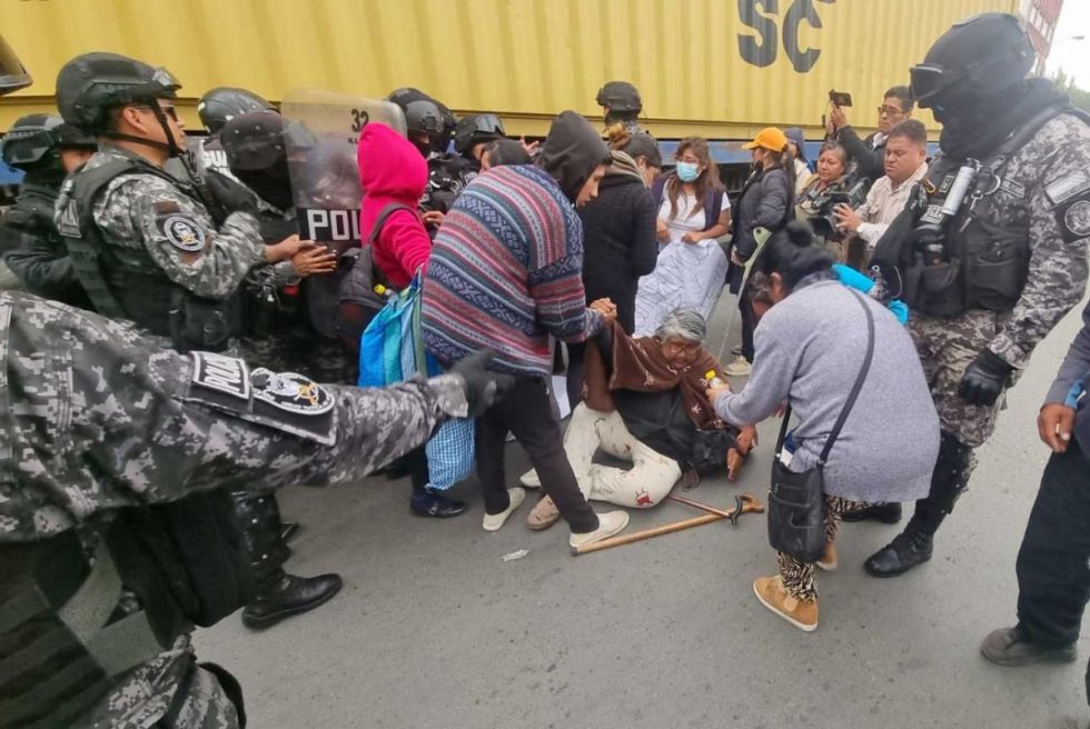 Policía intervine protesta contra Emapa por la falta de arroz y aceite  