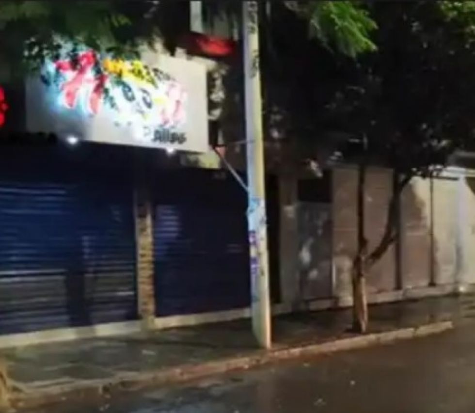 Roban local de comida en el centro de la ciudad con arma de juguete