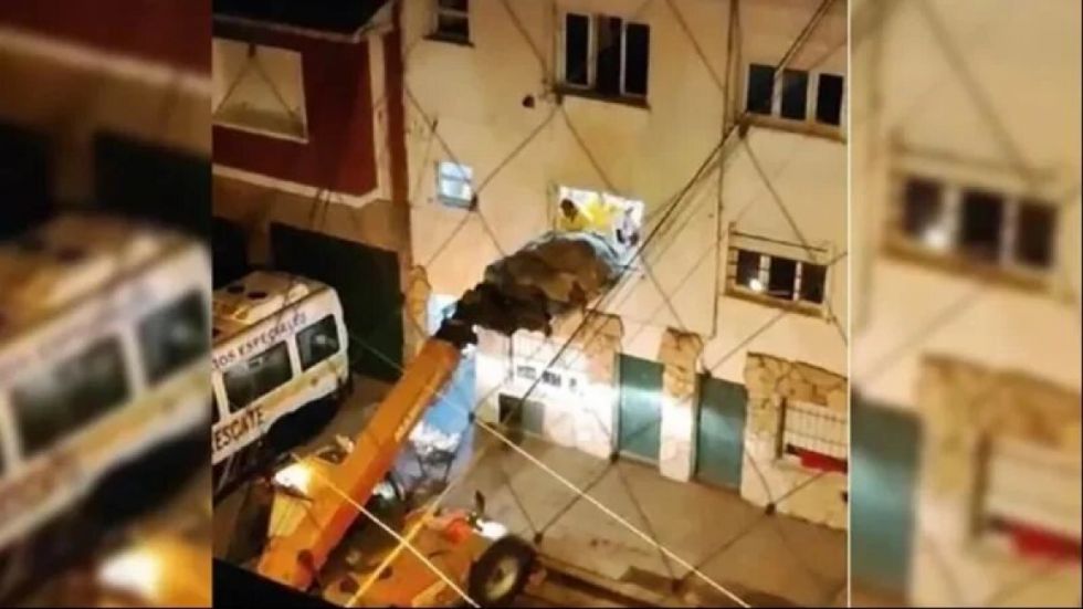 (Video) Megaoperativo en Argentina: Policía fallecido de más de 300 kilos fue retirado con grúa