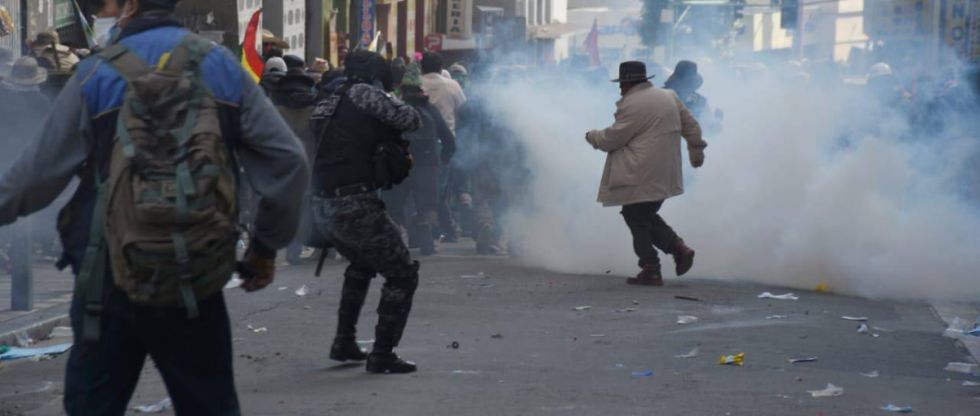 Policía gasifica a marcha evista que llegó al centro paceño