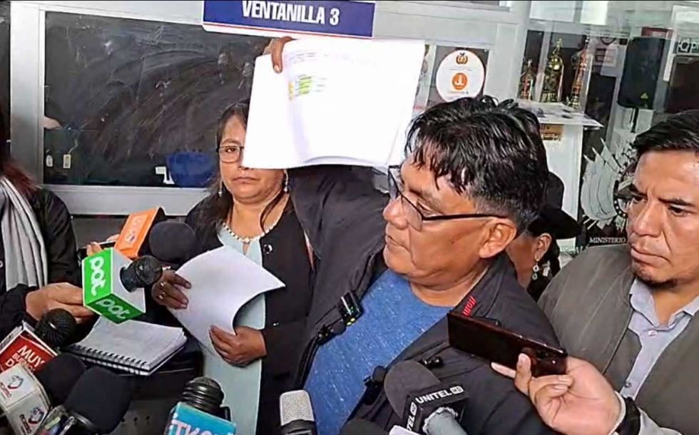 Piden al Fiscal General investigar los viajes de los hijos de Luis Arce