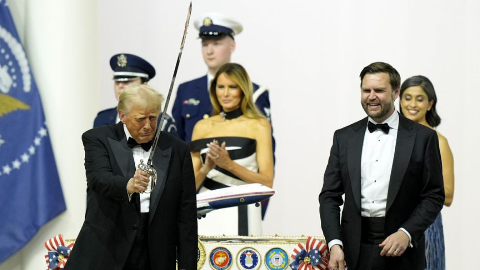Comandante en jefe de fiesta: Trump baila 'armado' con un sable (VIDEO)