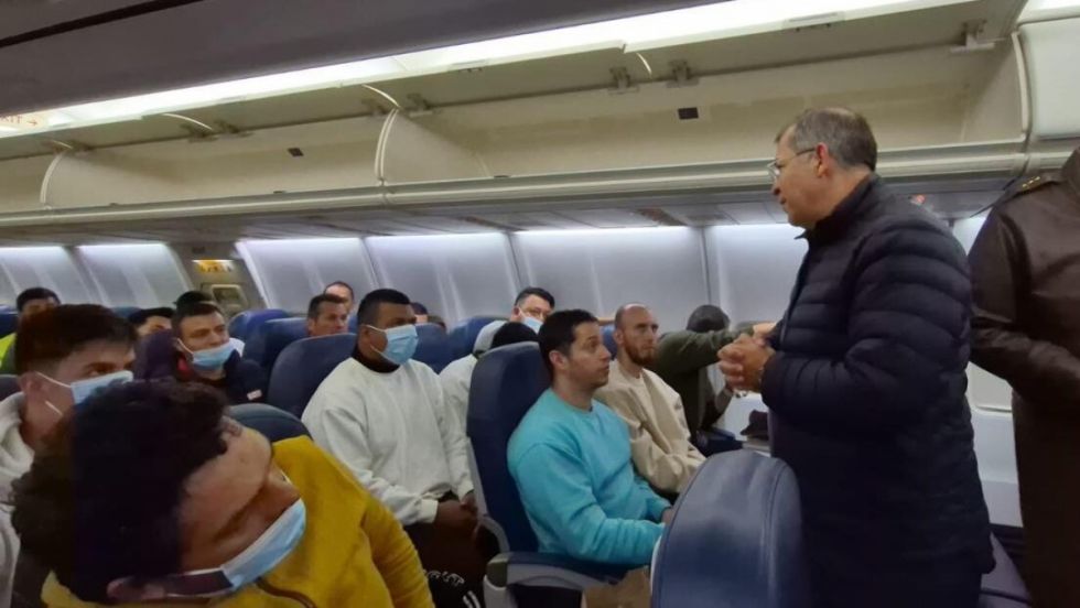 Petro recibe a colombianos deportados de EEUU