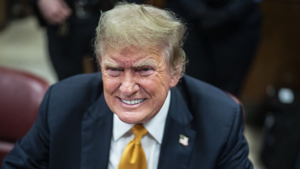 'Protegerse de lo que venga': ¿Cómo se deshace Trump de sus 'enemigos'?