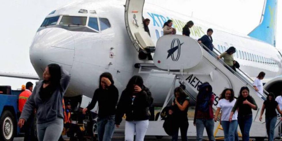 Perú recibe 34 connacionales deportados de EEUU