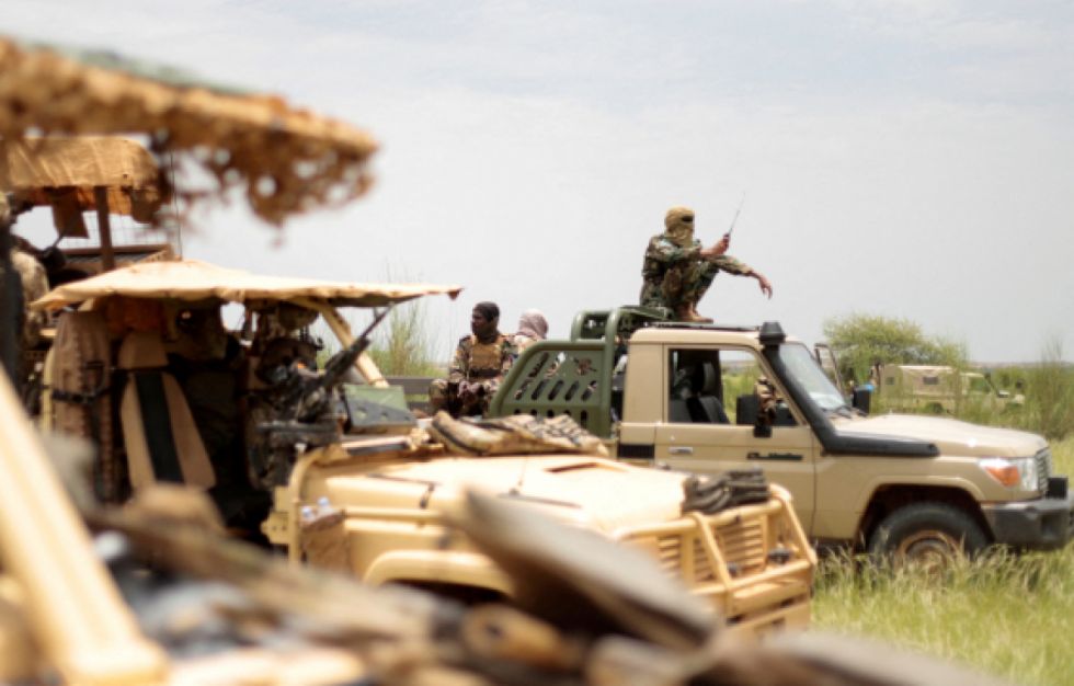 Un presunto ataque yihadistas contra un convoy civil escoltado deja 32 muertos en Mali