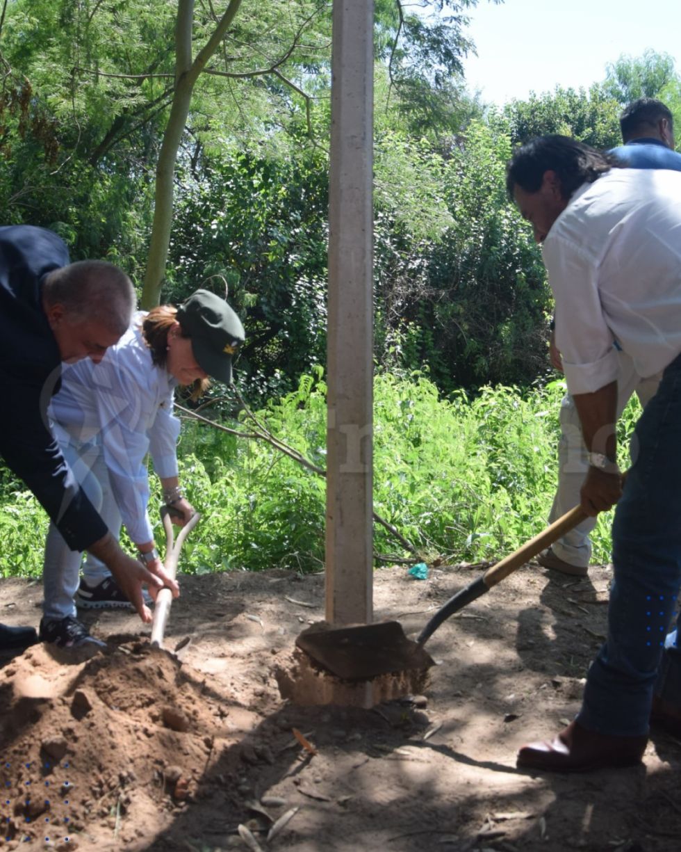 Bullrich llega a Aguas Blancas para dar inicio a la construcción del alambrado en la frontera 