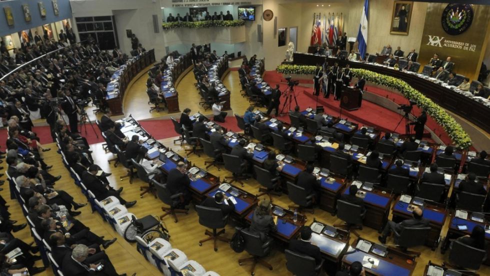 El Salvador aprueba una polémica reforma