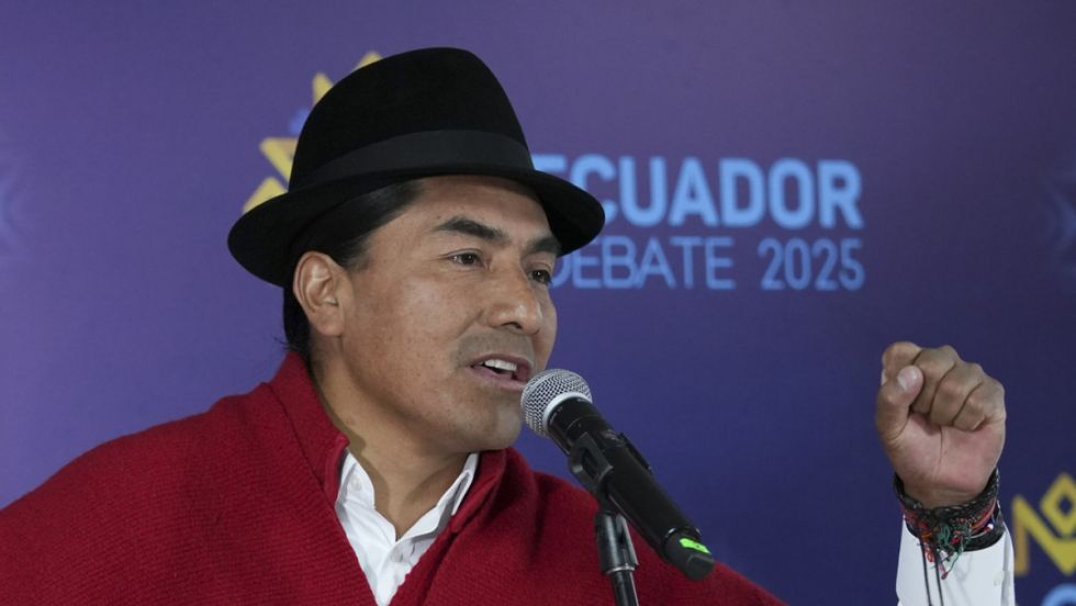 Iza carga contra Noboa