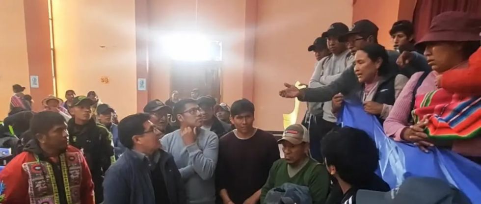 Expulsan al ministro de Educación de ampliado en Potosí que iba a analizar los contratos de litio