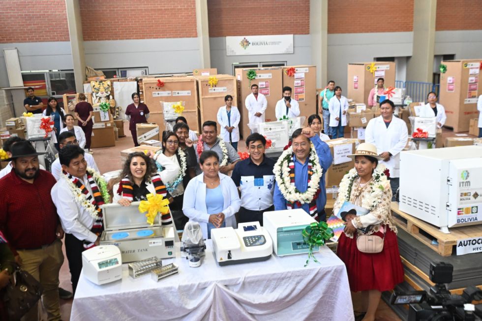 Arce entrega equipamiento médico para 46 municipios