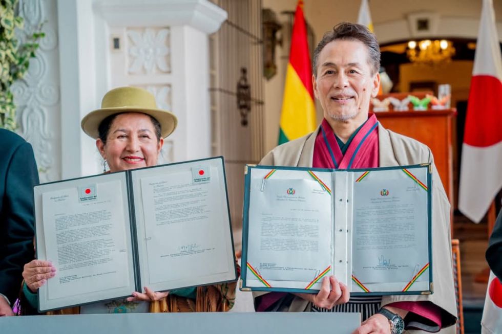 Bolivia accede a equipos médicos de Japón