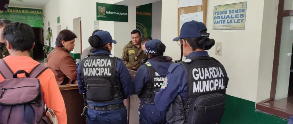La Paz: arrestan al chofer que agredió y provocó la caída de una funcionaria municipal que controlaba los pasajes (Video)