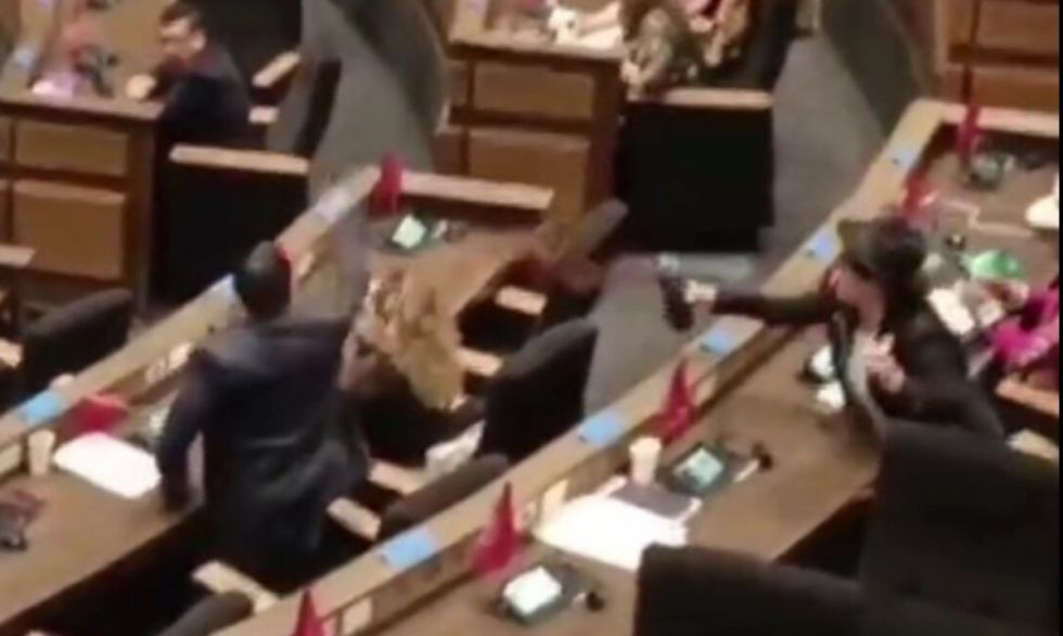 ¡Bochorno! Diputada "evista" le lanzó un líquido al "arcista" Rolando Cuéllar (Video)