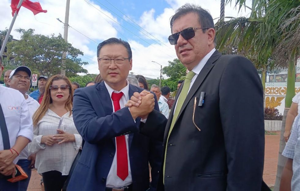 Chi Hyun Chung y Jaime Soliz firman alianza