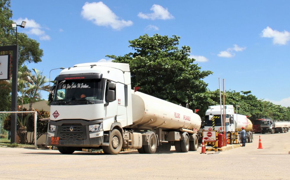 Falta de pago paraliza la descarga de 250 cisternas con gasolina 