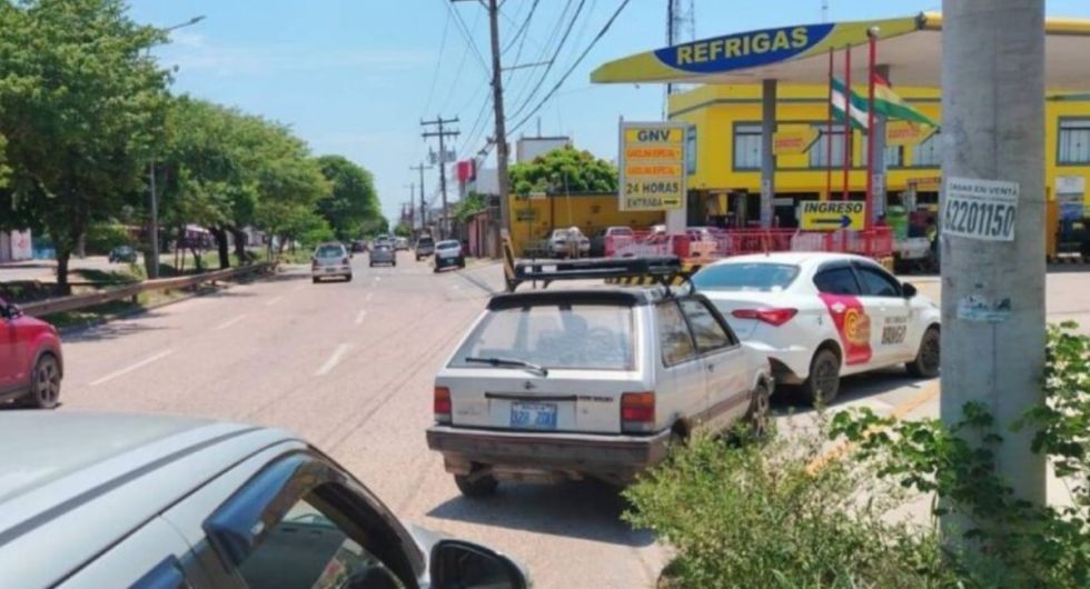 Persisten las filas en surtidores del eje troncal del país, tildan de ineficaz al Gobierno para solucionar el problema