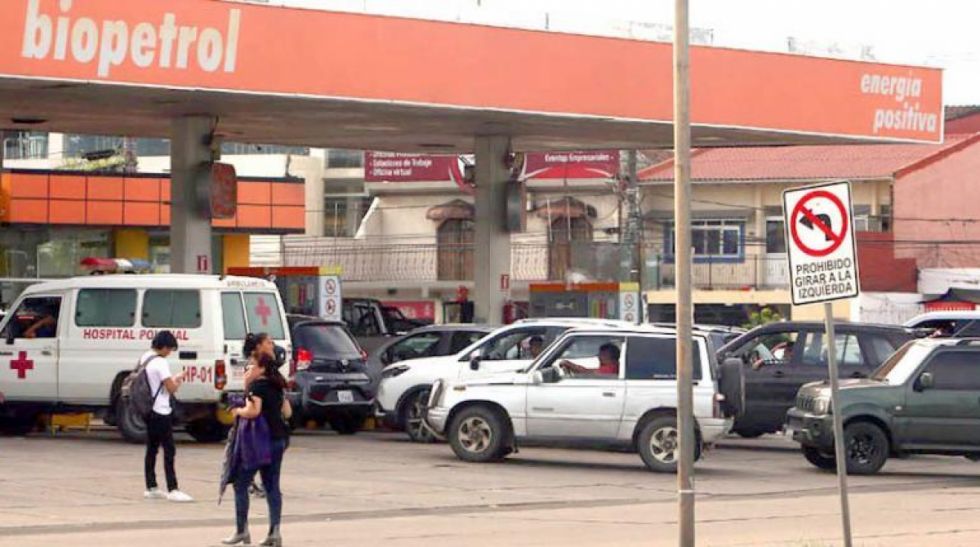 Cívicos prevén asumir medidas ante la escasez de combustibles en Santa Cruz 