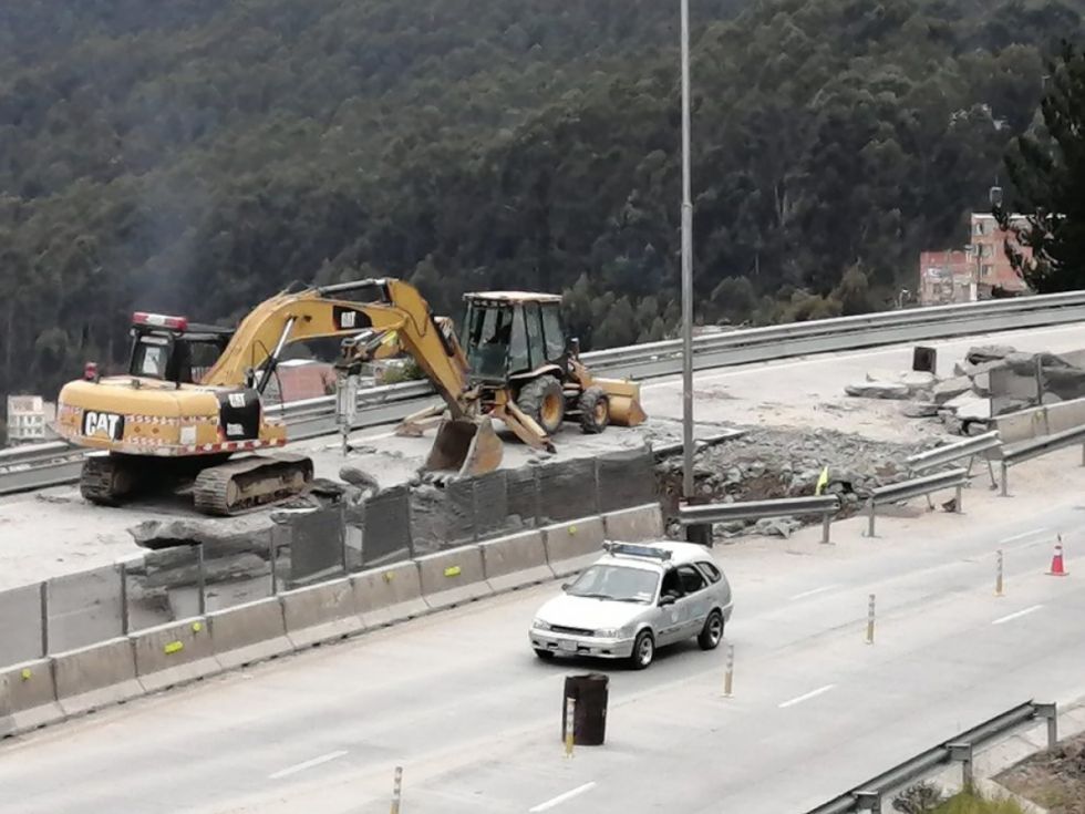 Sifonamiento afecta un tramo del carril de bajada de la autopista La Paz –El Alto