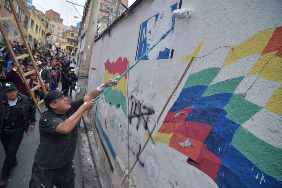 Evistas recuperan la sede del MAS, algunos arcistas escaparon por el techo