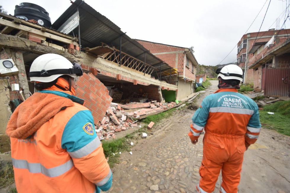 Deslizamiento en la zona Codavisa en La Paz deja 43 viviendas afectadas; vecinos sacan sus pertenencias