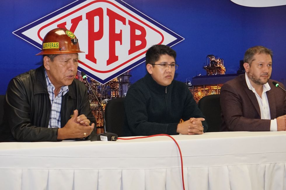 YPFB admite que la falta de dólares frena el abastecimiento de combustible 