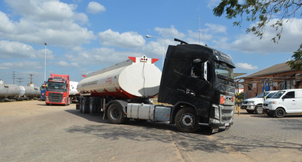 YPFB descarga 7,5 millones de litros de gasolina en la planta de Santa Cruz