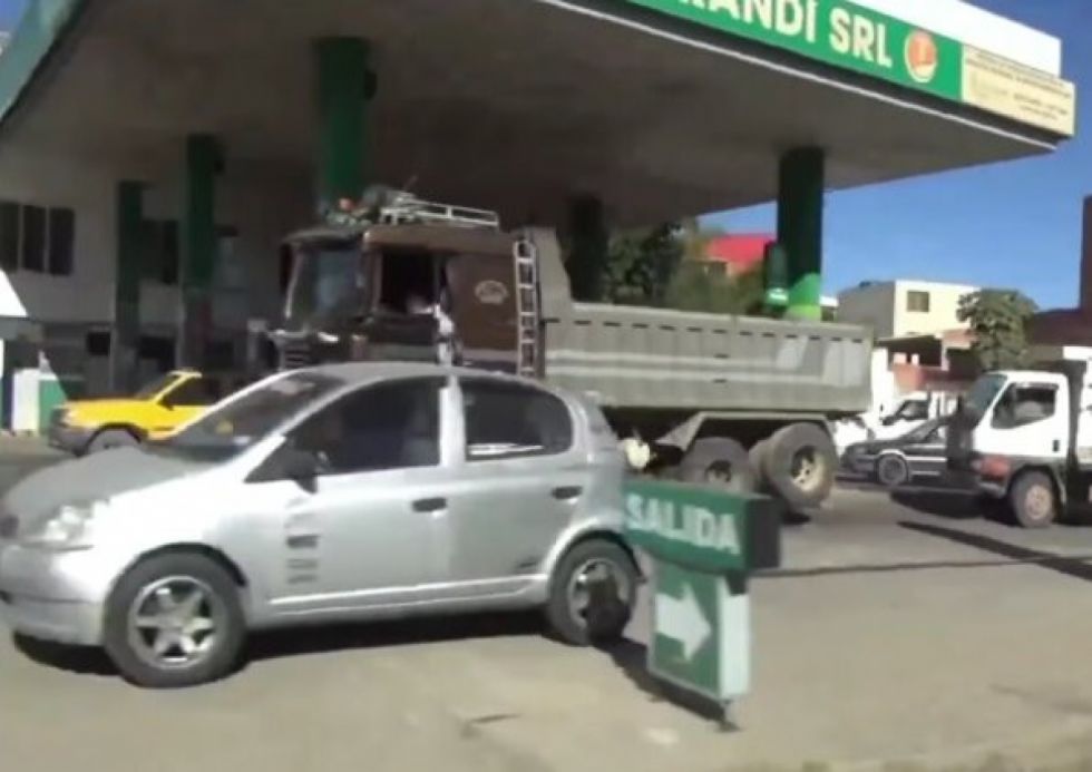 Tarija: Se registran largas filas en las estaciones de servicio para cargar gasolina y diésel (Video) 
