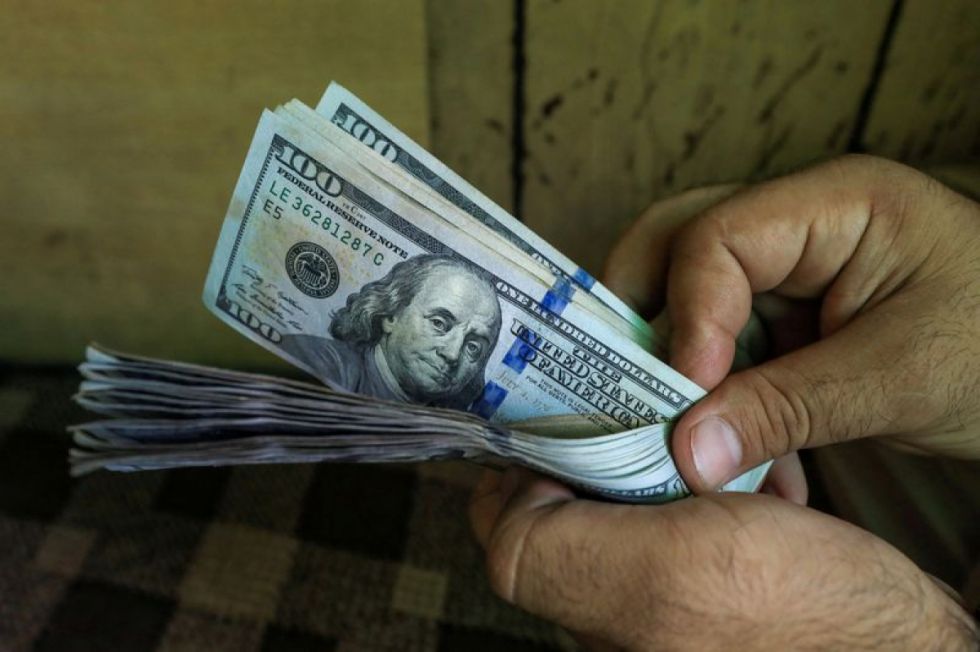 El dólar paralelo se dispara a Bs 12 en medio de la escasez de combustible