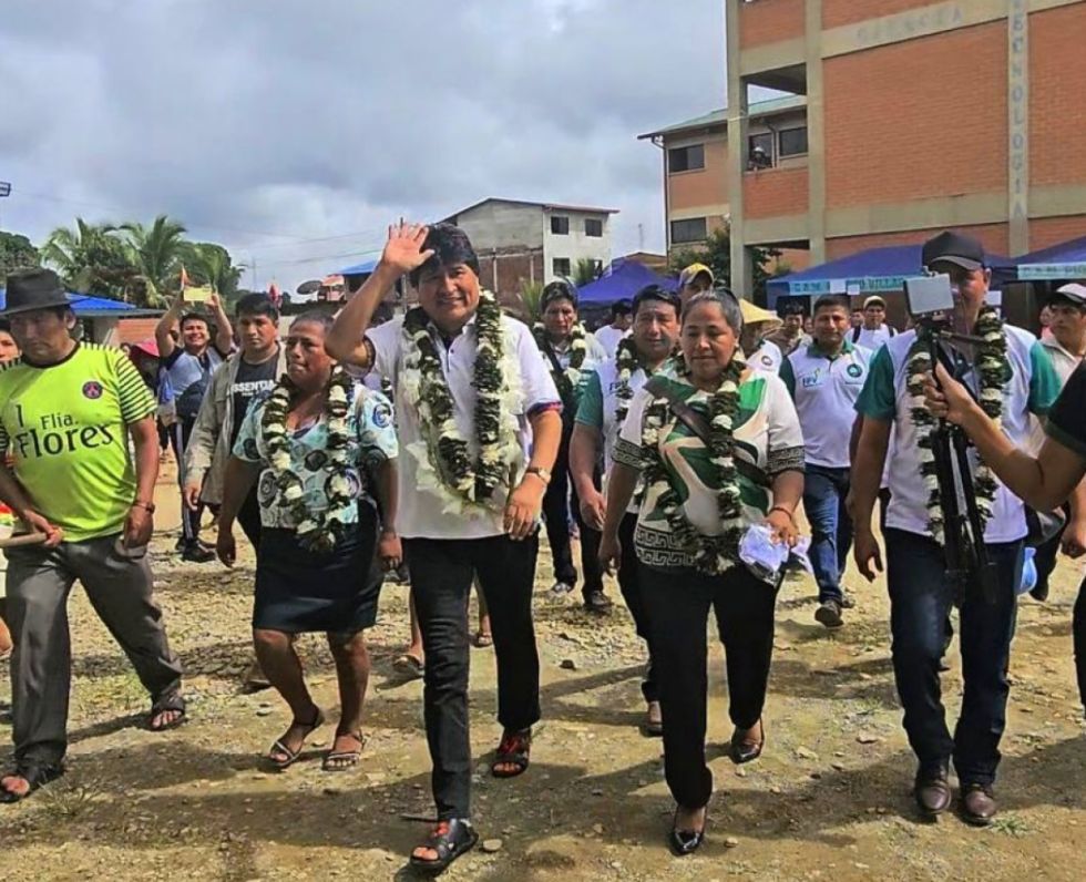 Bajo un fuerte resguardo sindical, Evo salió de Lauca Ñ