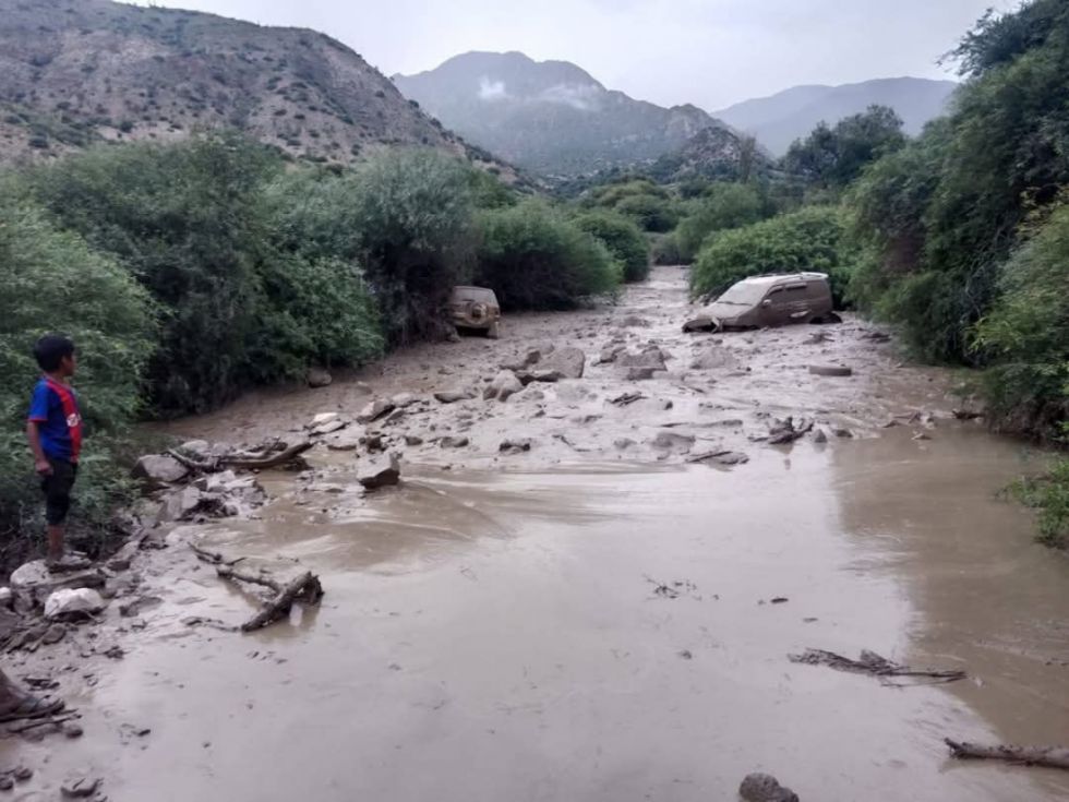 Tres maestros en San Lucas perdieron sus vehículos por una mazamorra 