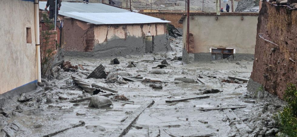 Colapsa la laguna “El Kenko” y sepulta varias viviendas en Llallagua 