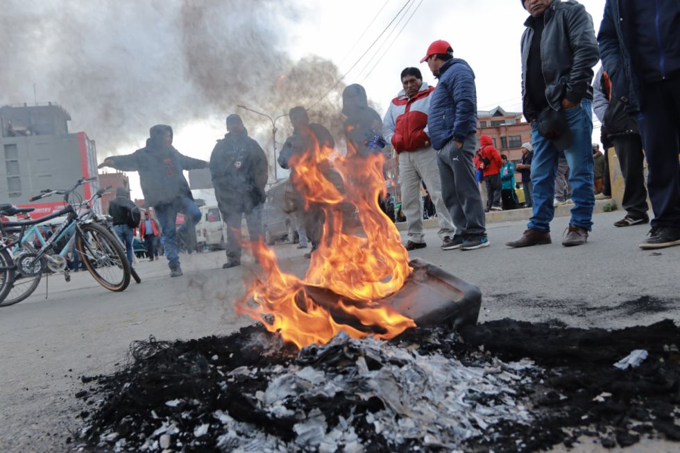 Choferes paralizan El Alto, cierran vías troncales como la ruta a Oruro