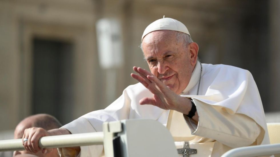 El Papa ya no requiere de ventilación mecánica