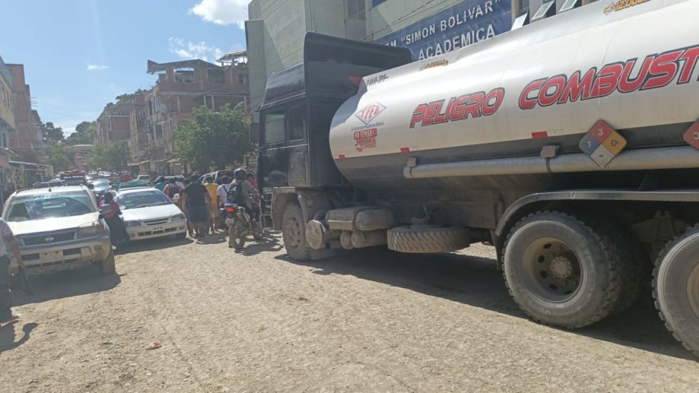 Cientos de bidoneros rodearon dos cisternas detenidas sin hoja de ruta (Videos) 