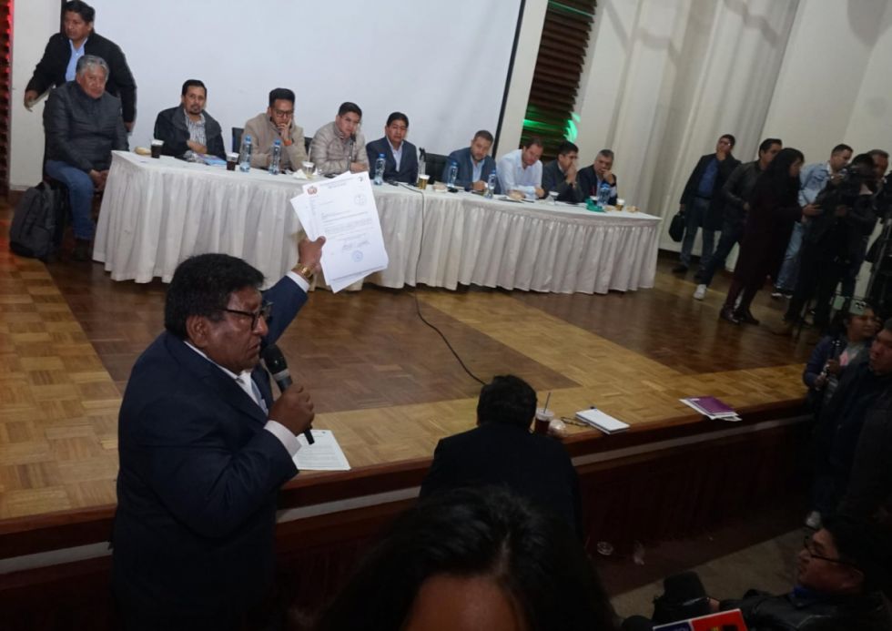 Choferes de La Paz sacan al presidente de ABC de la reunión con el Gobierno