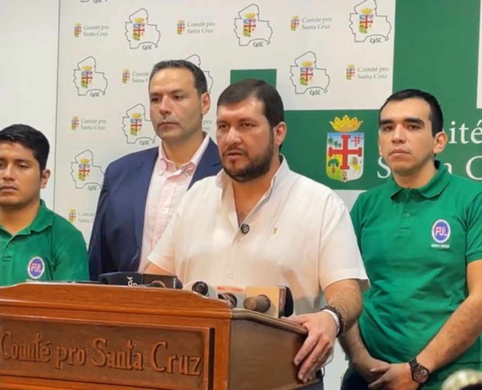 Filas por combustible: Cívico cruceño llama ‘Pilato’ y ‘Pinocho’ a Luis Arce