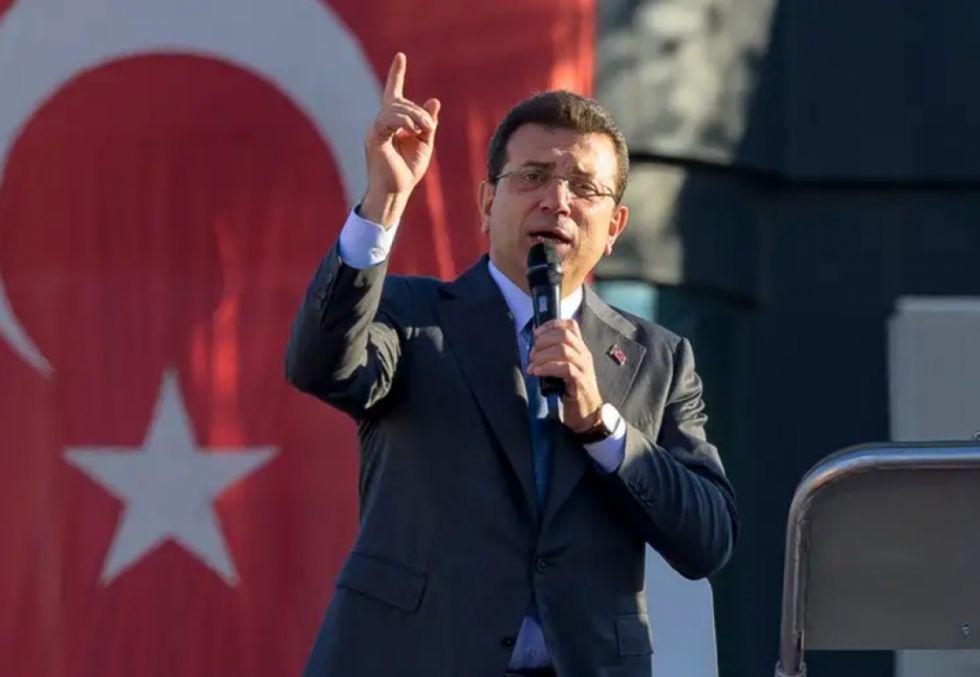 Gobierno turco suspende al popular alcalde de Estambul