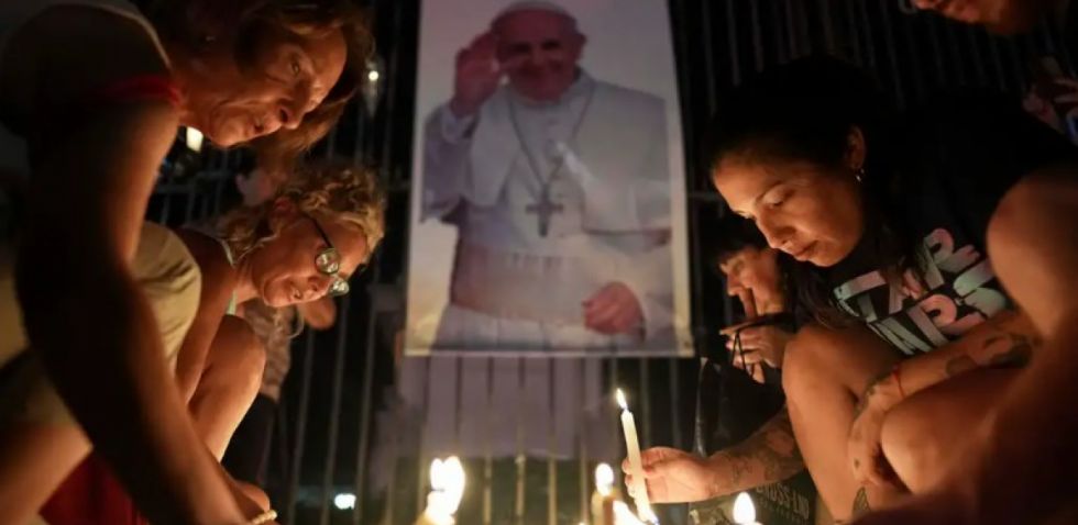 El papa deja el hospital tras 40 días internado